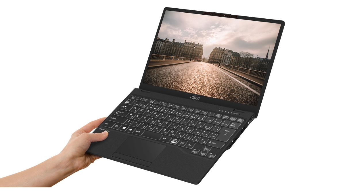 富士通、世界最軽量の13.3型ノートPC「UH」発表！ その重量は驚異の約