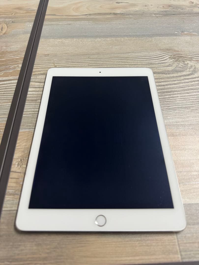 Apple iPad Air 2 シルバー 本体 Apple iPad Air 2 Wi-Fiモデル 64GB MGKM2J/A [シルバー] 価格比較